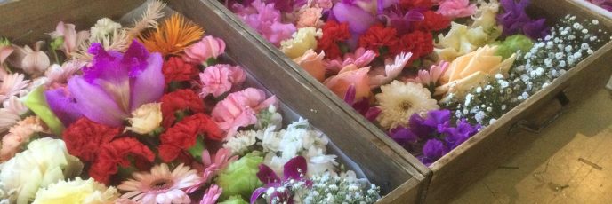 葬儀、棺、棺の中に入れるお花たちです。フレッシュ、カラフル、お客様の色指定です。
