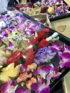 皆さんもご存知でしょう、最近の葬儀事情がかわってきております。このお花たち棺の中にいれるお花たちです。